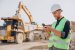 Chef de chantier souriant utilisant application de suivi de chantier