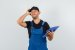 Technicien SAV devant remplir fiche d'intervention