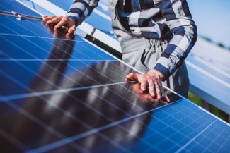 Pose de panneaux solaires pour la production d'énergie renouvelable