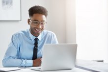 Commercial relançant ses clients au téléphone