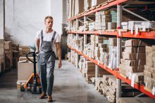 Déplacement et rangement de palettes et cartons en entrepôt de stockage