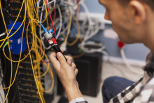 Installation et réparation de la fibre optique dans le local d'un bâtiment