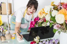 Jeune créatrice d'entreprise, Codial l'aide à gérer sa boutique de fleurs en toute sérénité