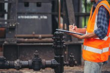 Technicien lors d'une opération d'entretien