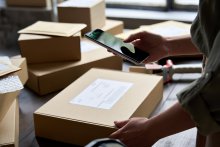 Scanne d'un carton grâce à un smartphone doté d'une application mobile
