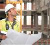 Ouvrier vérifiant un plan de bâtiment
