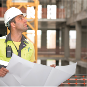 Ouvrier vérifiant un plan de bâtiment