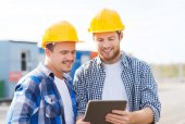 Ouvriers du Bâtiment utilisant une application sur tablette sur un chantier